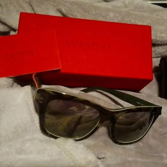Valentino | Accessories | Valentino Camo Beauty Pyramid Stud  display picture 3